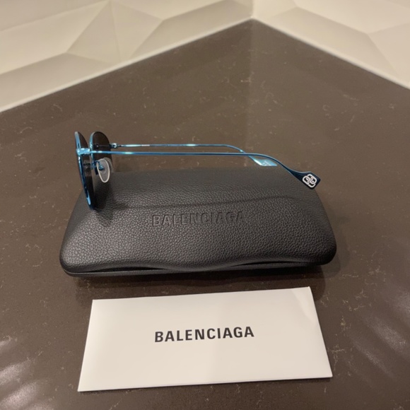 BALENCIAGA LOGO sunglasses in blue - Picture 11 of 12